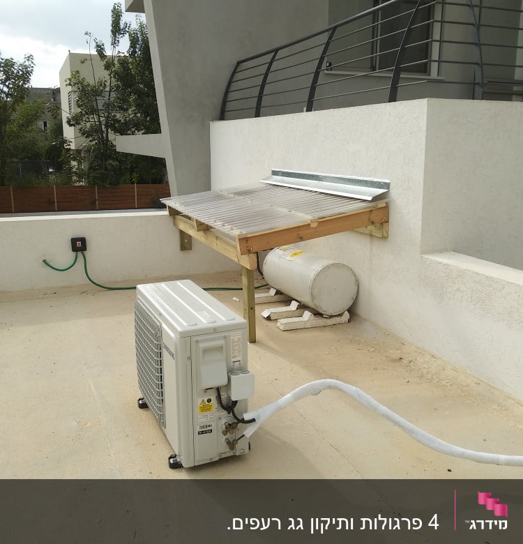 יחידת מיזוג אוויר על גג עם צינור מחובר